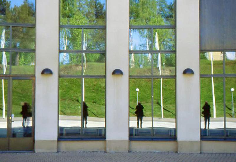 24-Rovàniemi,Museo Artikum (come gioco di specchi,in ogni vetrata me che fotografo),14 giugno 2008.jpg